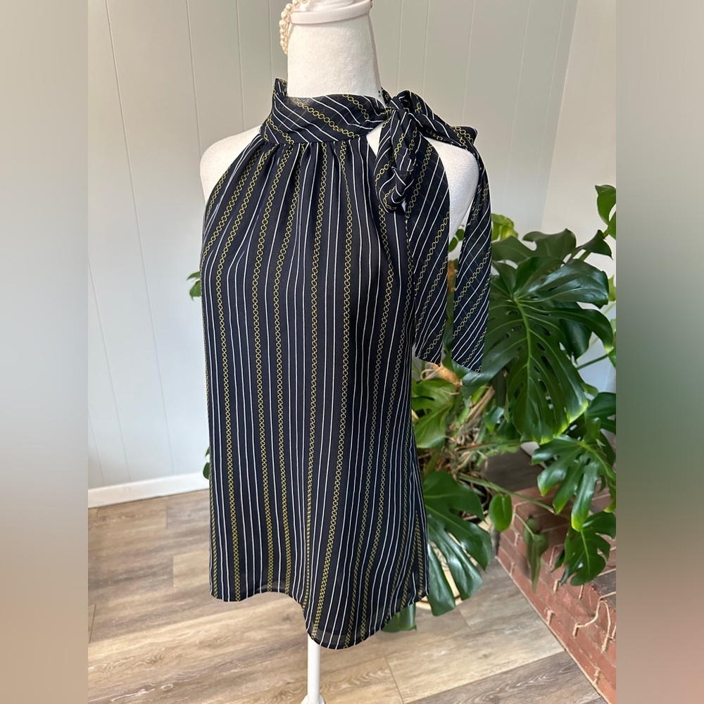 🛍️Banana Republic sleeveless top with ties neck Size S excellent condition